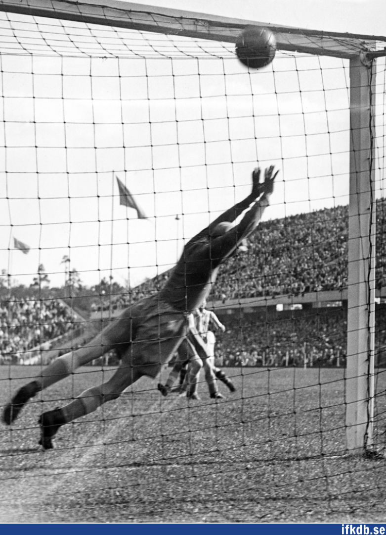 Arne Tranberg tvingas se sig besegrad av skottet från AIK:s Olle Zetterlund.