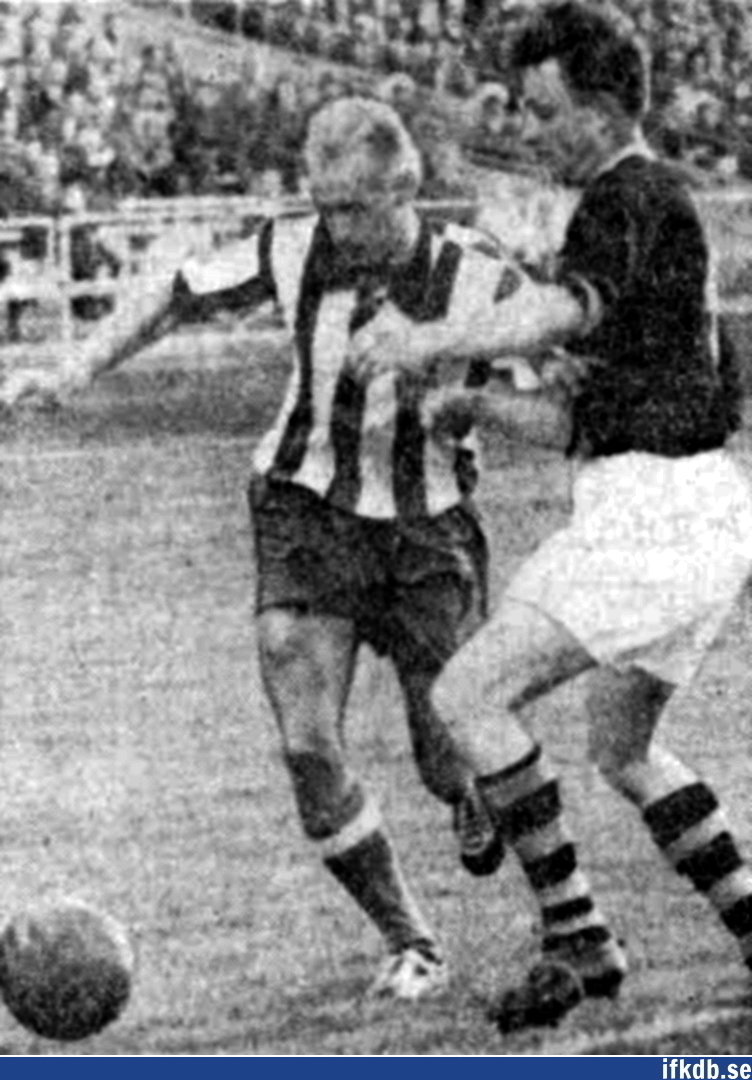 Fölet Berndtsson tar sig förbi AIK-backen Kurt Lundgren.