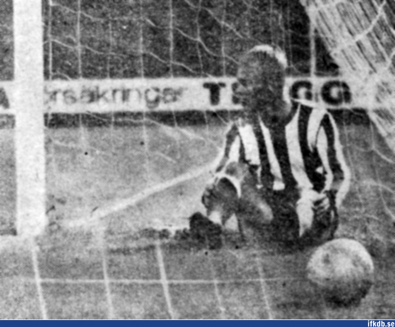 Ingvar Svensson har fösökt hindra Garvic Carlssons skott från att gå i mål, men istället hamnat själv i målet tillsammans med bollen.