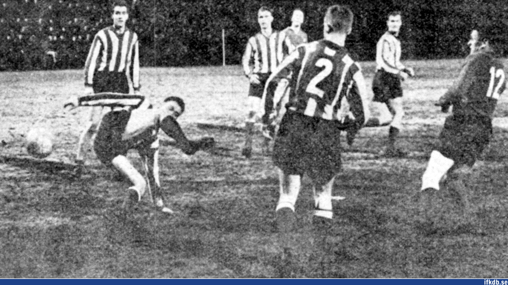 Björn Eriksson närmast bollen. Övriga blåvita är Reine Feldt, Ingvar Svensson, Kjell-Åke Carlsson (2) och Elving Molin.