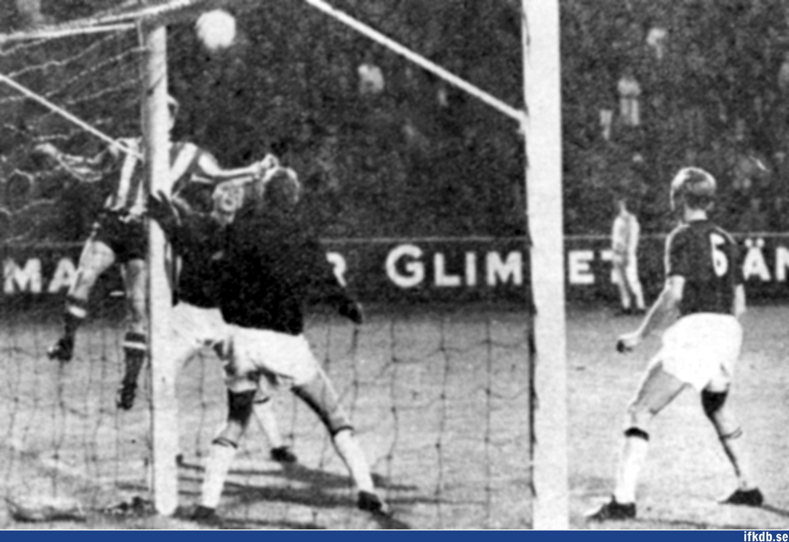Lennart Wallin (skymd bakom stolpen) nickar in en boll mot målet, som Harry Svensson (utanför bild) snart skall göra mål på.