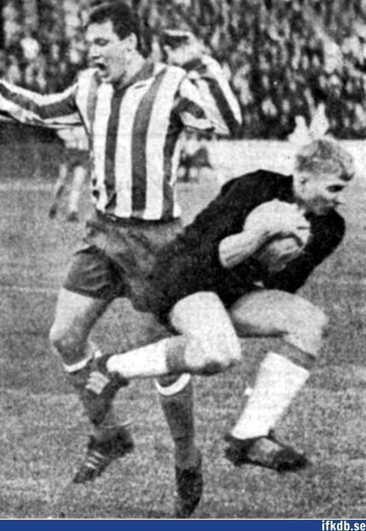 Norrköpings målvakt Bengt Lindström kniper bollen framför Jan Sjöström.