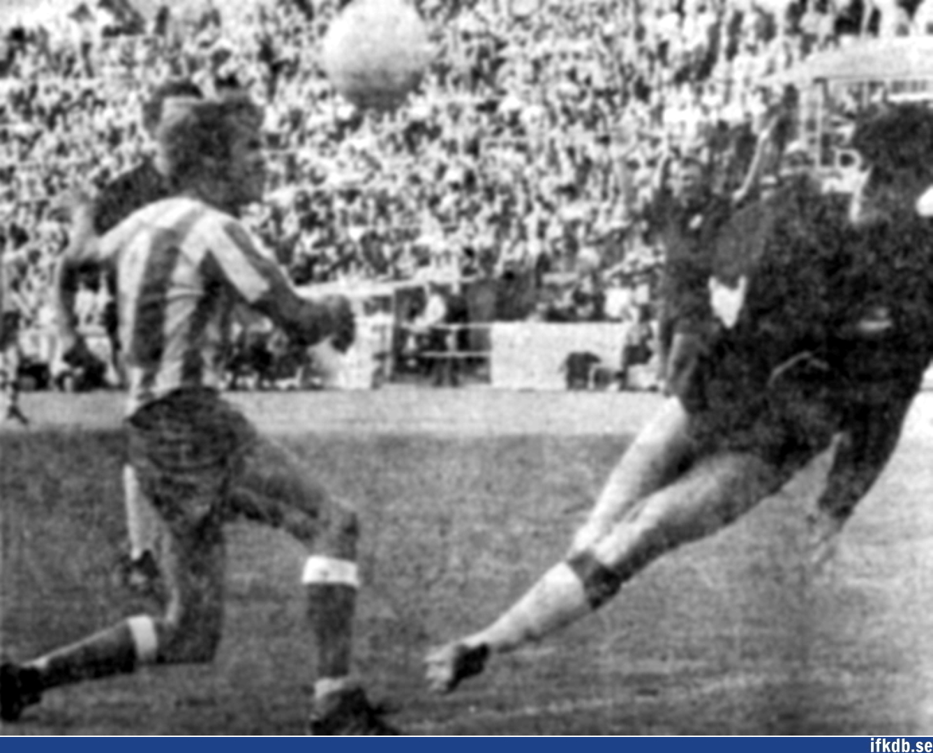 Håkan Eklund försöker överlista Östermålvakten Göran Hagberg.