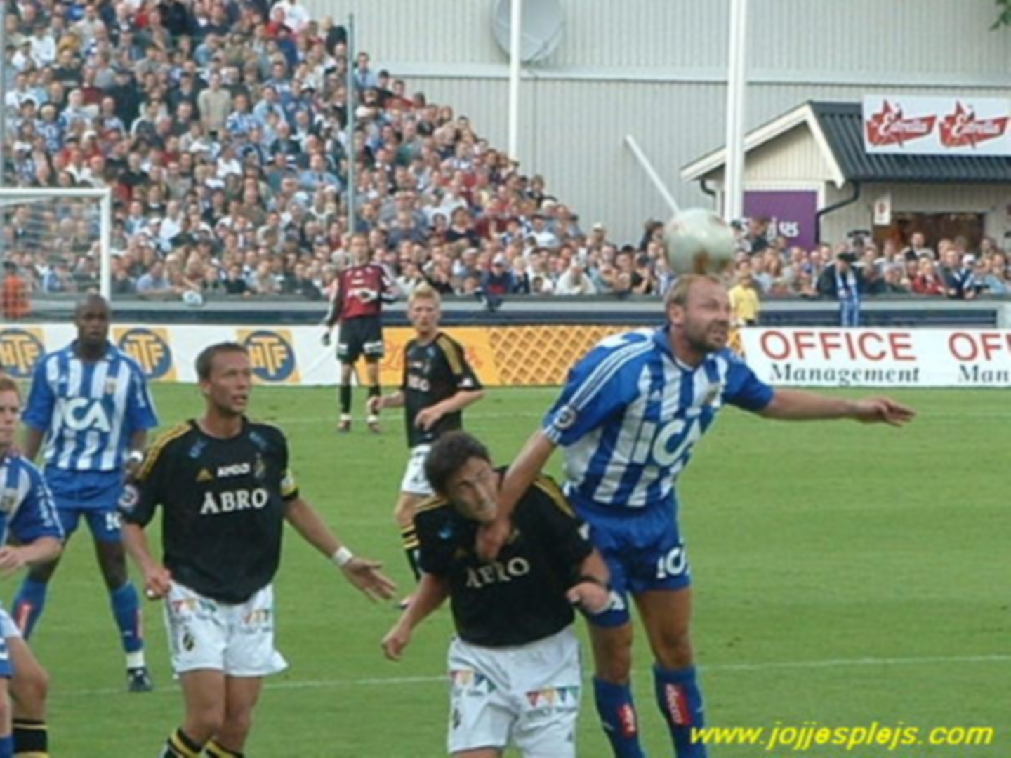 Håkan Mild når högre än AIK:s Stefan Ishizaki. Till vänster ses Mamadou Diallo, och halva Patric Andersson.