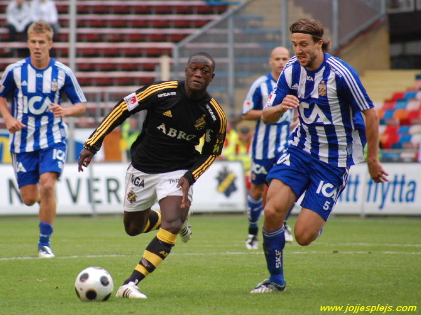 Mattias Bjärmyr i kamp om bollen. Till vänster ses Pontus Wernbloom.