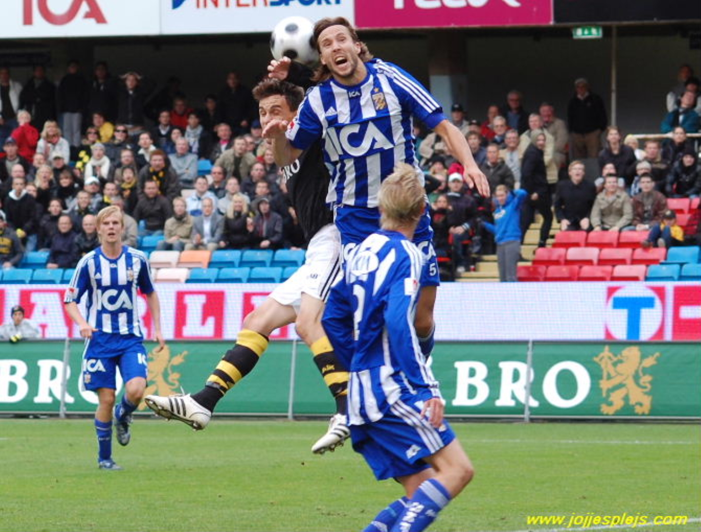 Mattias Bjärsmyr i en nickduell. Framför honom står Sebastian Eriksson och till vänster ses Erik Lund.