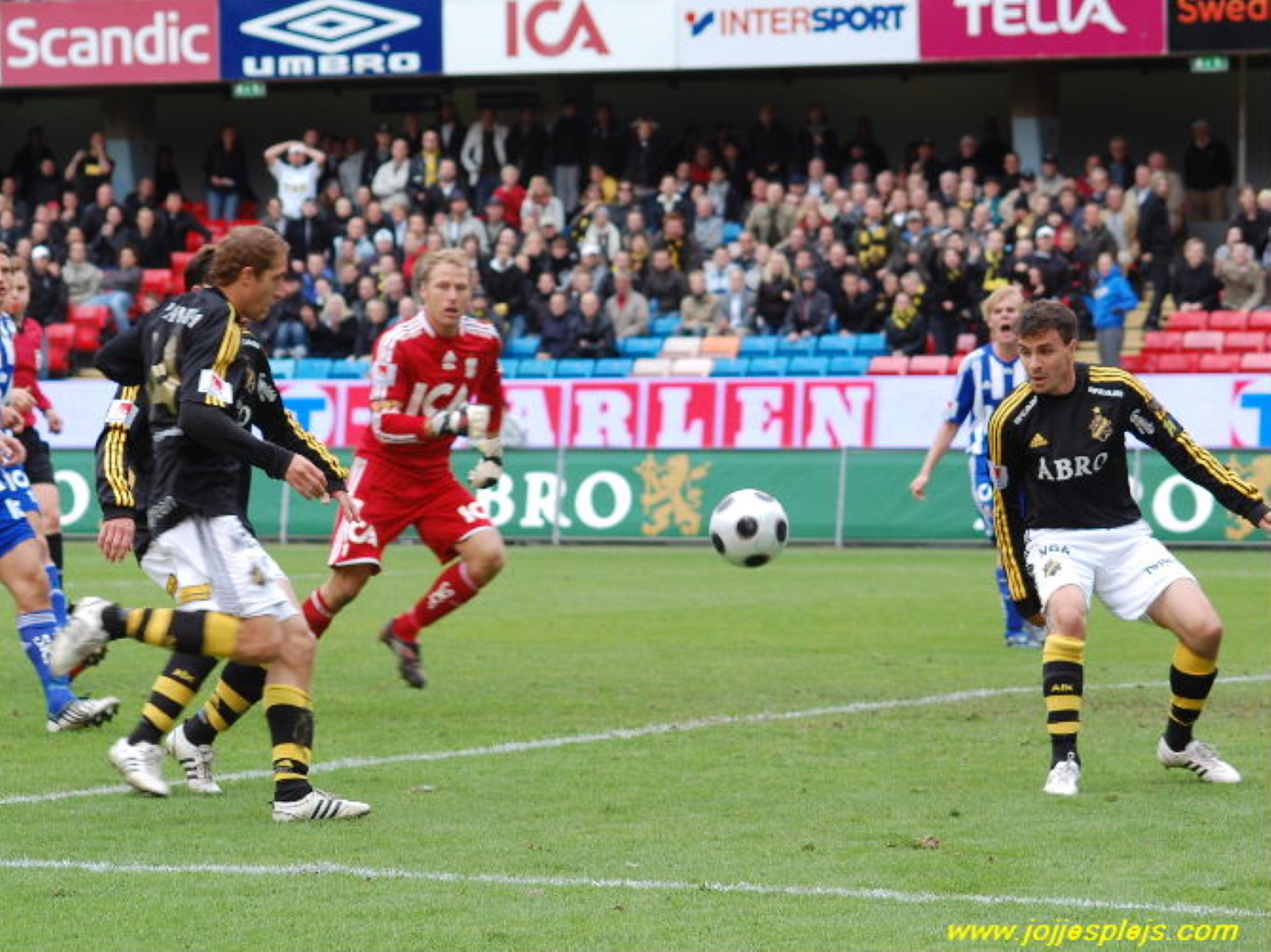 AIK:s Kenny Pavey sätter bollen i tomt mål sedan Kim Christensen överspelats, men från offsideläge.