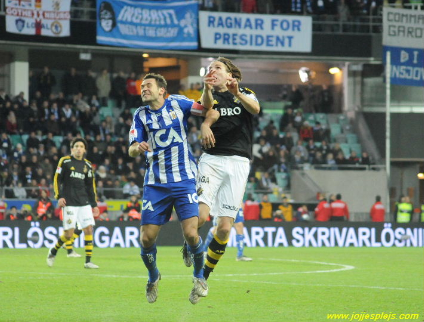 Stefan Selakovic går upp i en nickduell med AIK:s Nils-Eric Johansson.