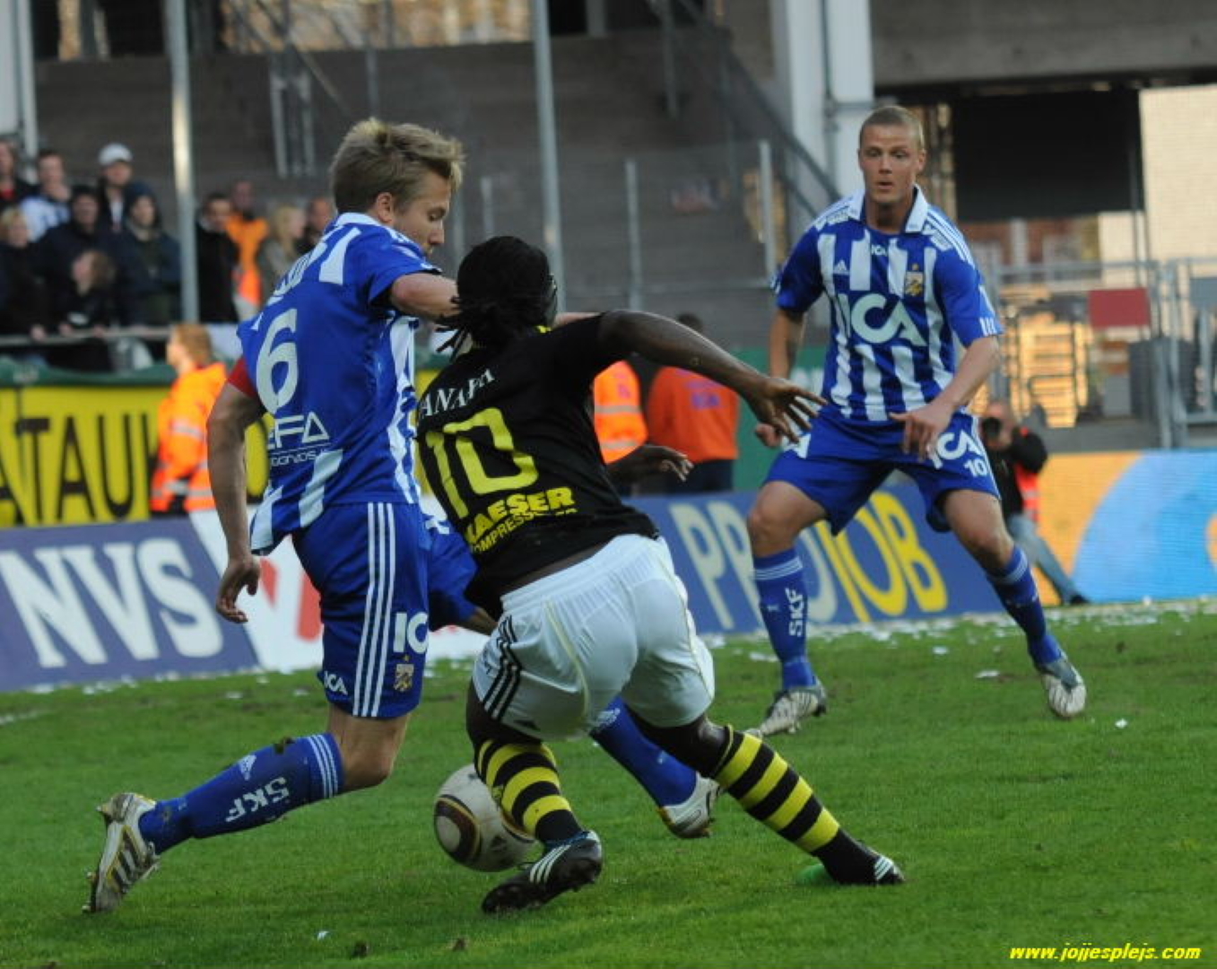 Adam Johansson i en duell med AIK:s Martin Mutumba. Till höger ses Ragnar Sigurdsson.