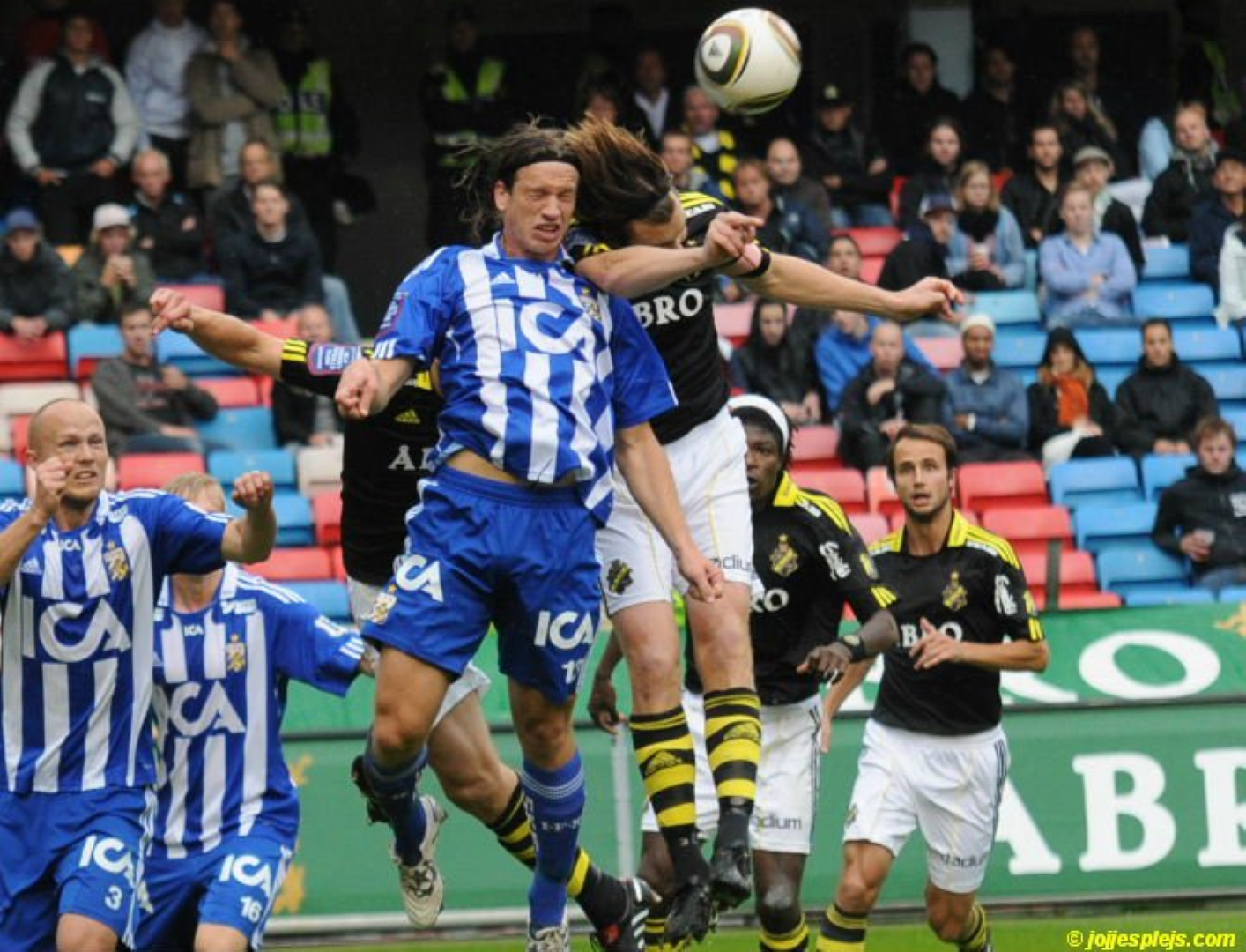 Gustav Svensson nickar ihop med AIK:s Nils-Eric Johansson. Till vänster ses Nicklas Carlsson.