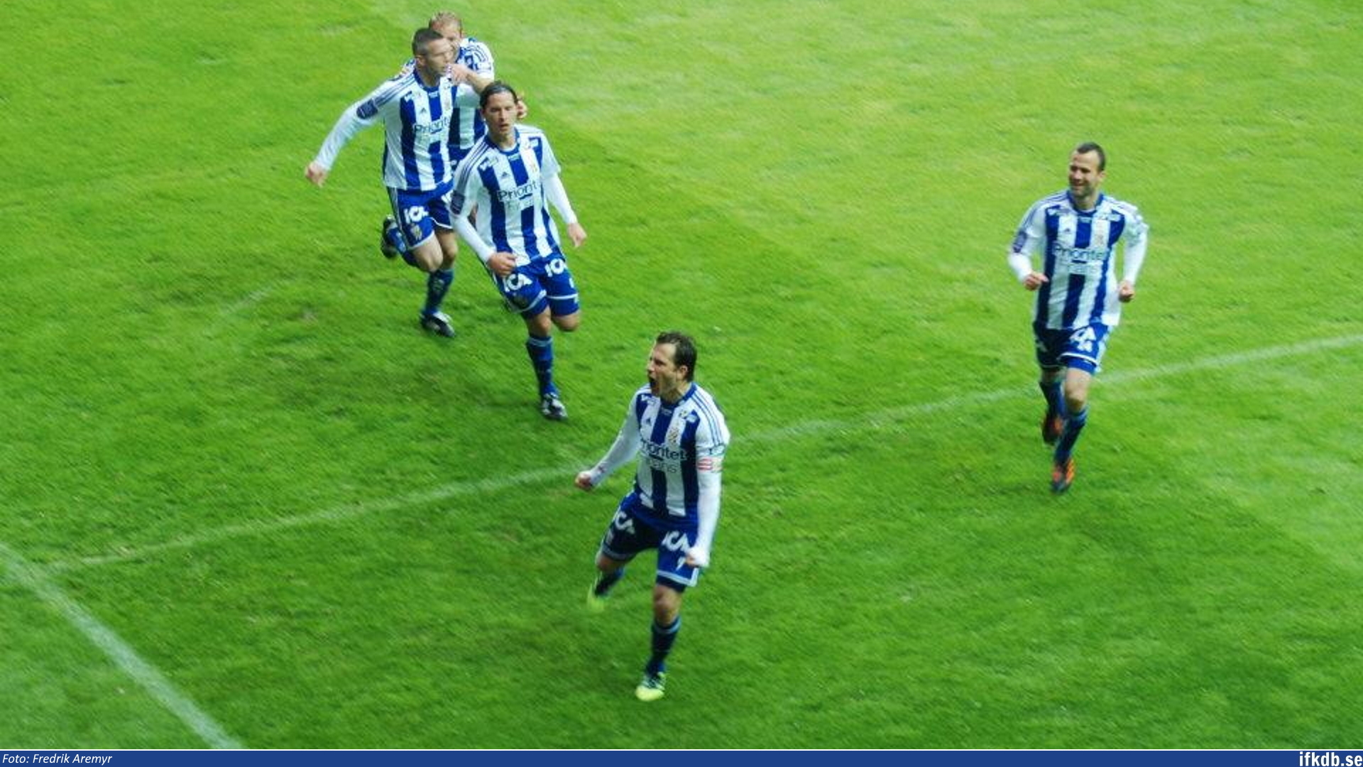 Tobias Hysén har precis gjort mål, Kjetil Wæhleer, Robin Söder, Philip Haglund och Hjálmar Jónsson skyndar till.
