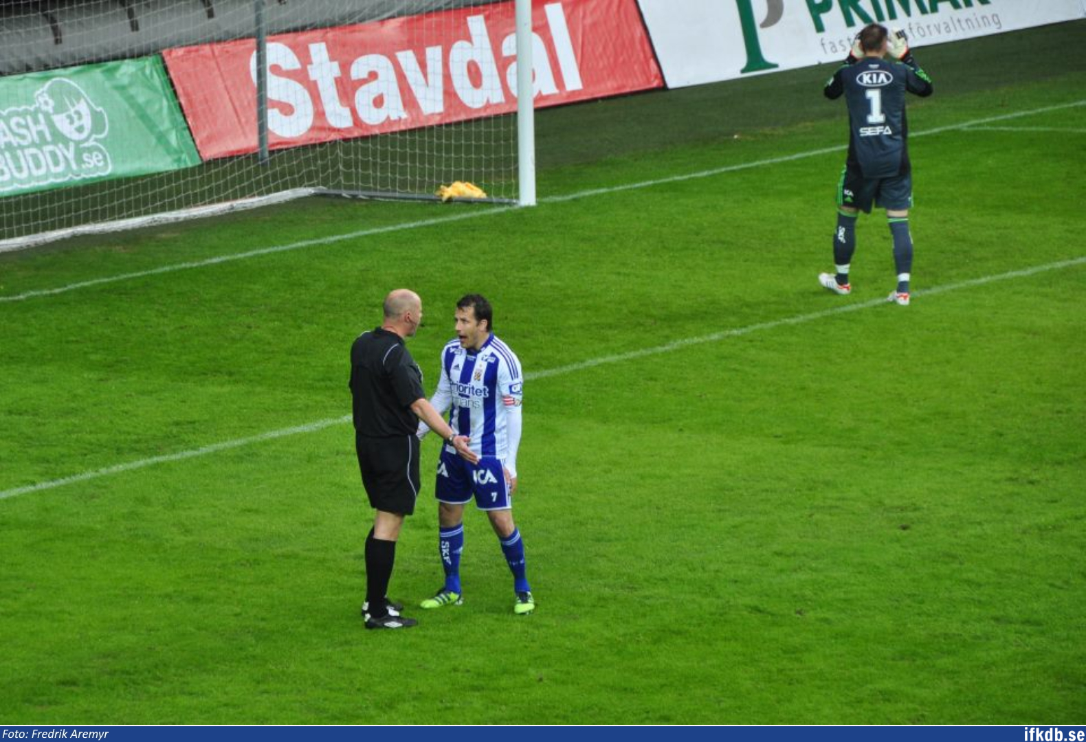 Tobias Hysén har synpkunkter på domarens beslut. Till höger ses John Alvbåge.