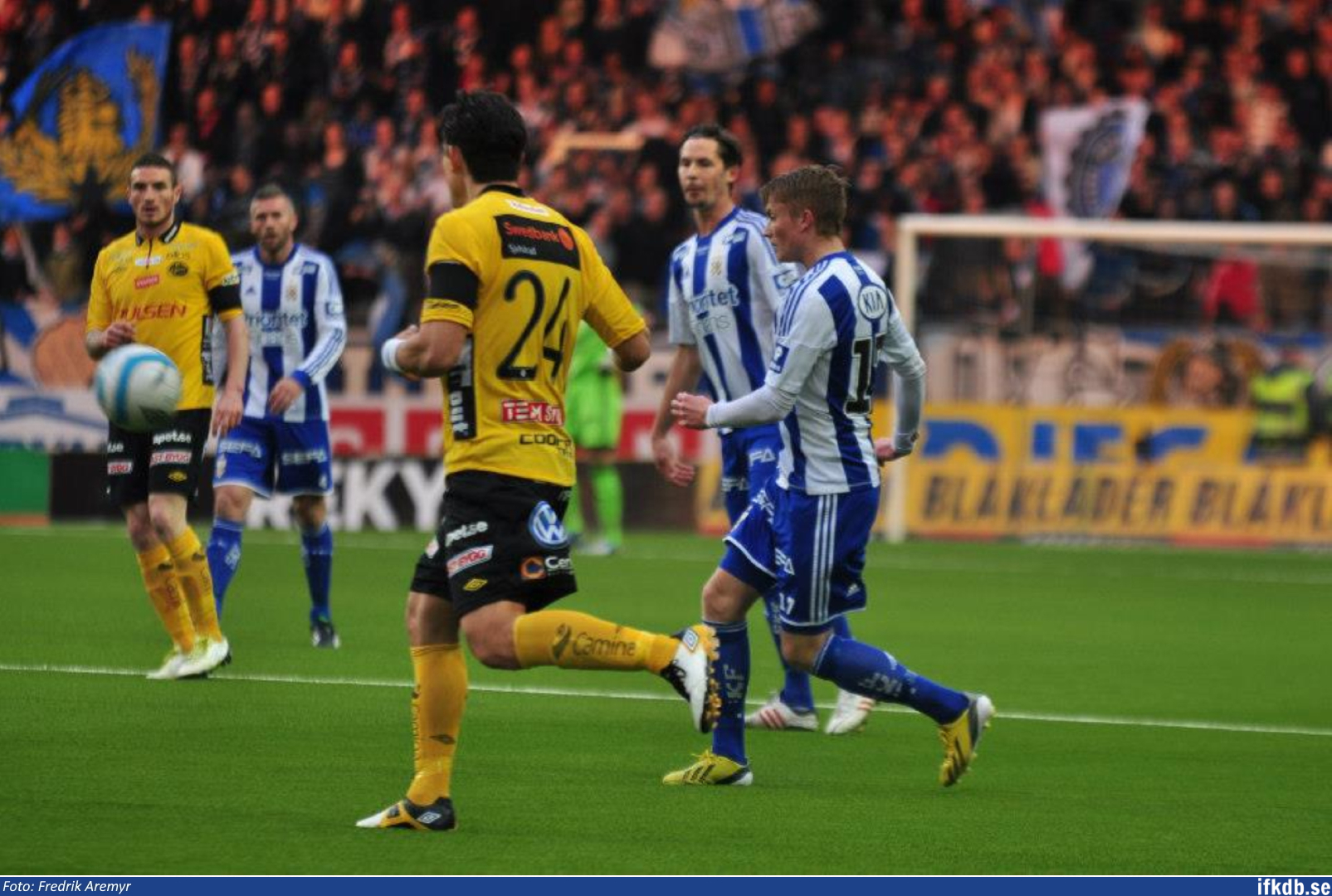 Sam Larsson jagar boll. I bakgrunden ses Kjetil Wæhler och Philip Haglund.