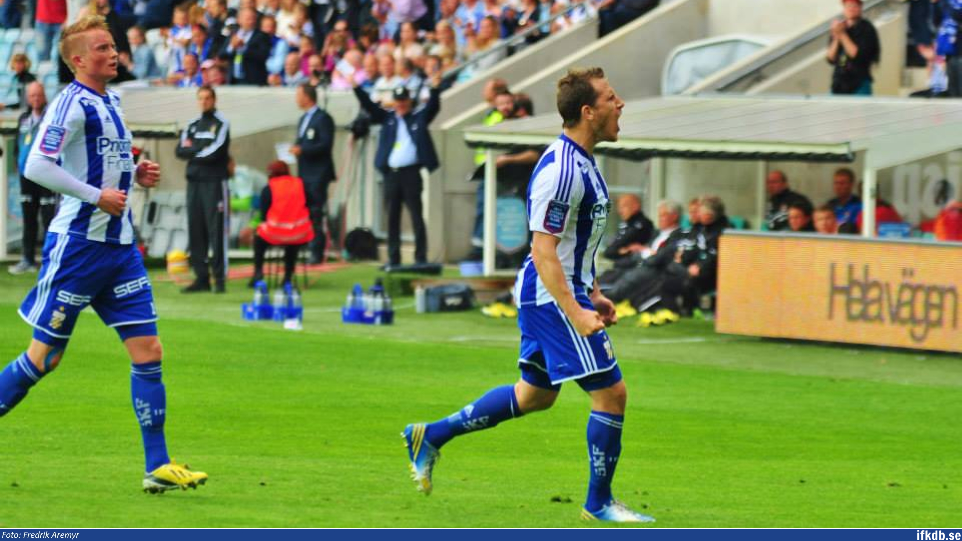 Målskytten Tobias Hysén skriker ut sin glädje. Till vänster ses Sam Larsson.