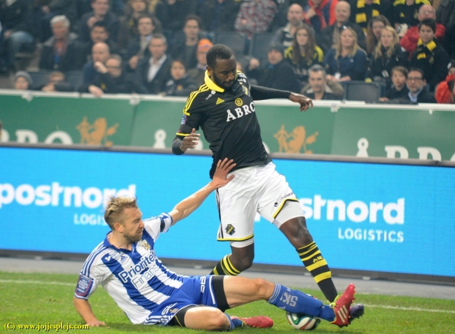 Adam Johansson bryter framför AIK:s Henok Goitom.