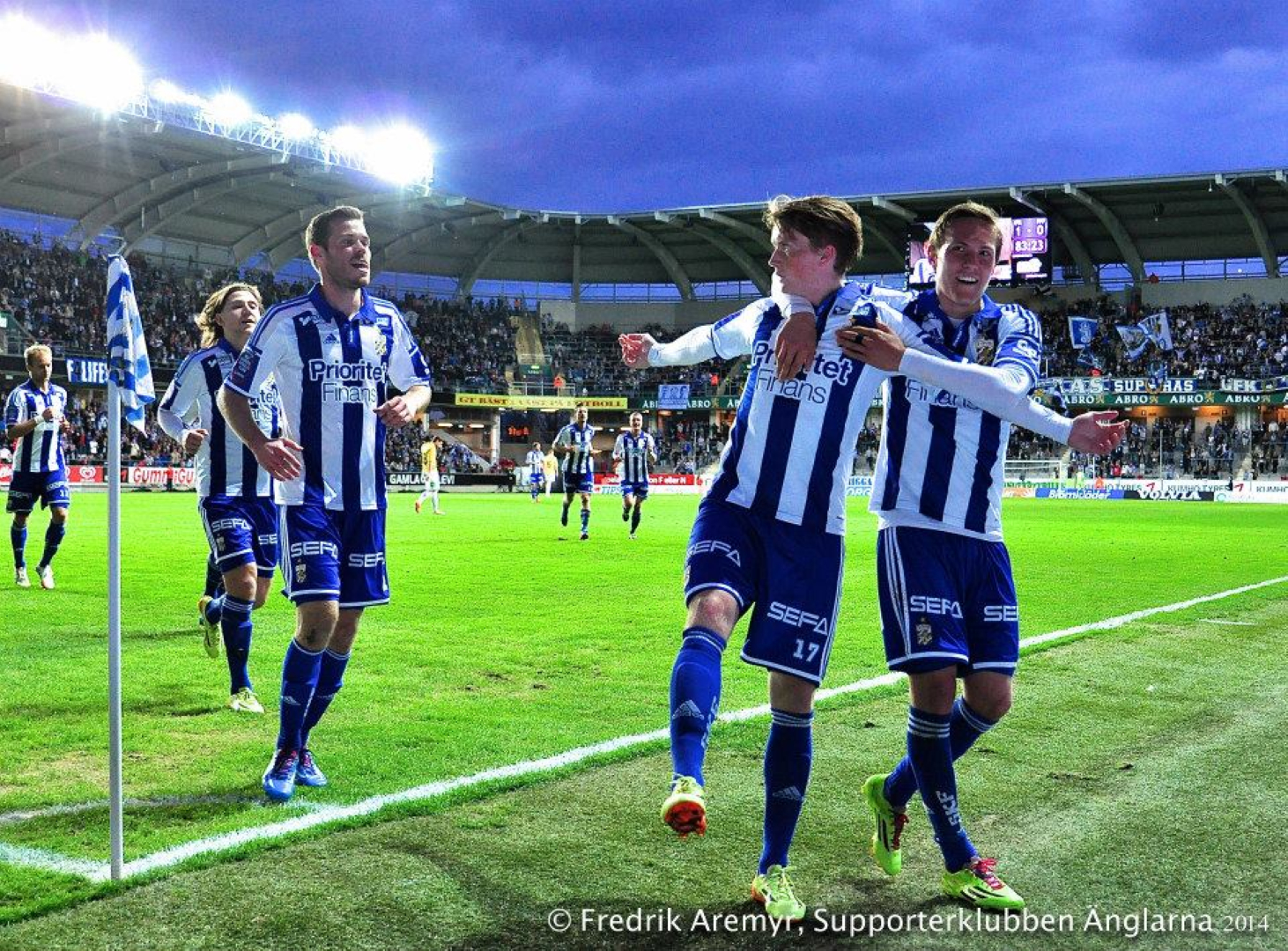 Målskytten Sam Larsson kramas om av Ludvig Augustinsson. Till höger skyndar Robin Söder, Darijan Bojanic och Emil Salomonsson till.