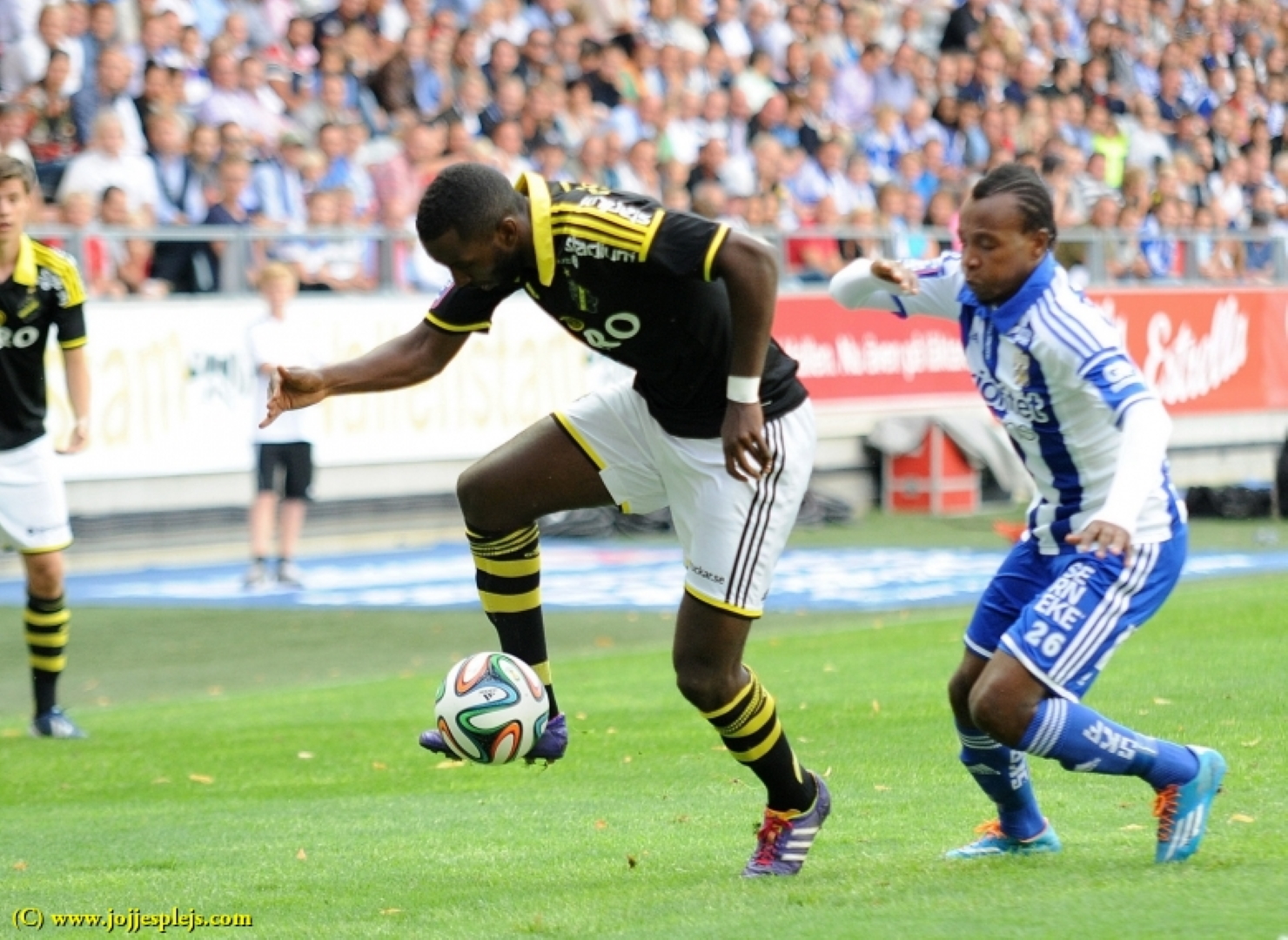 AIK:s Henok Goitom och May Mahlangu.