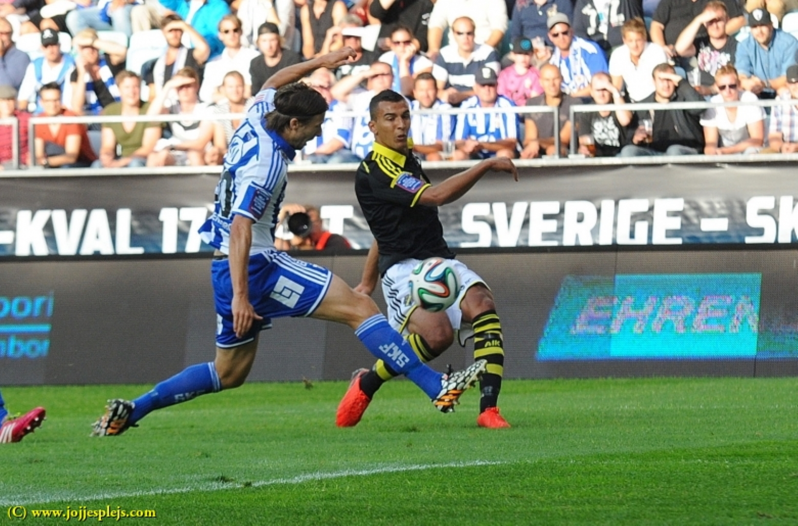 Mattias Bjärsmyr försöker täcka ett skott av AIK:s Nabil Bahoui.