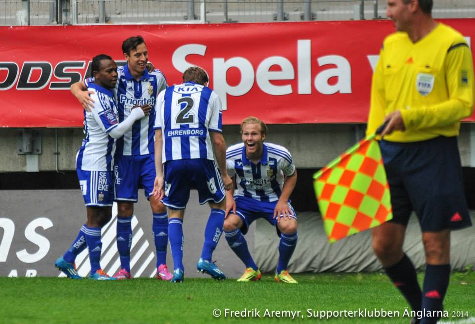 Gustav Engvall jublar efter sitt mål.