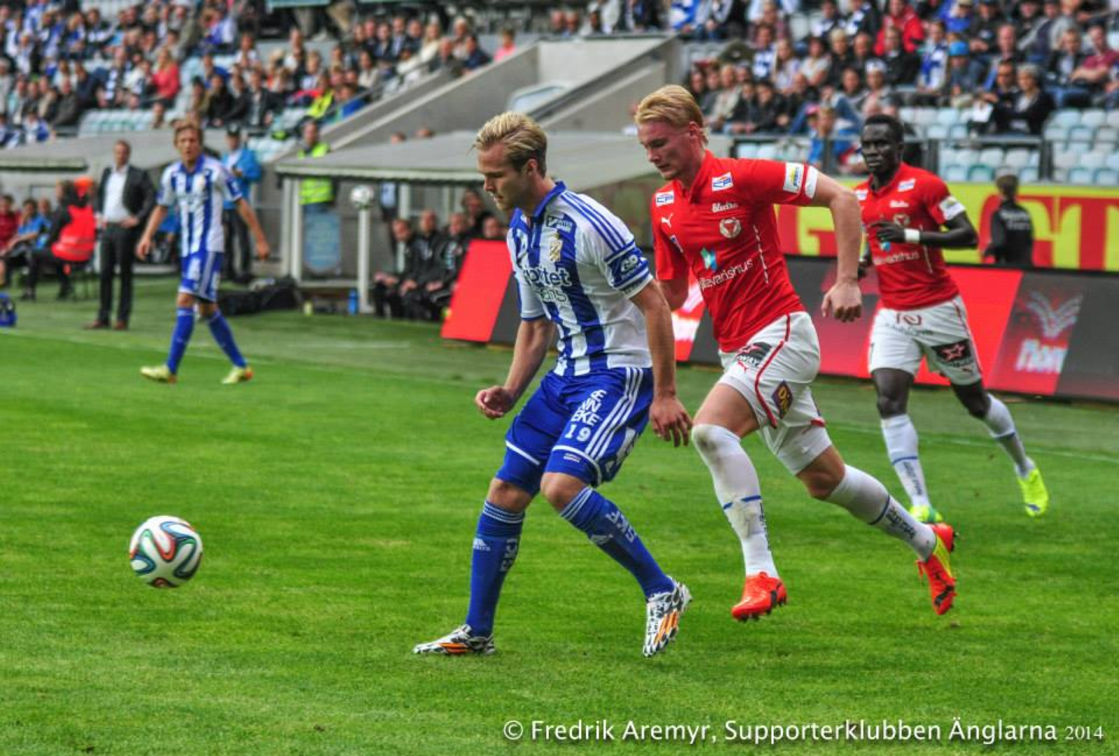 Gustav Engvall tar emot en boll. I bakgrudnen anas Ludwig Augustinsson.