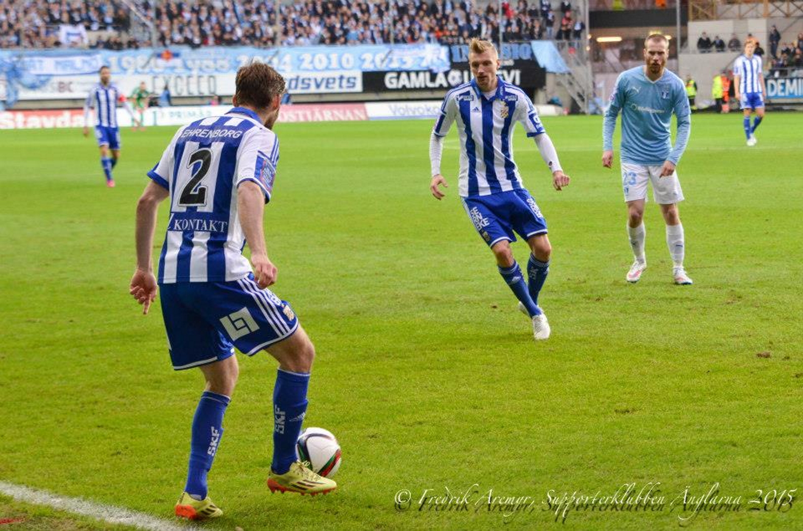 Emil Salomonsson med bollen framför Sebastian Eriksson.