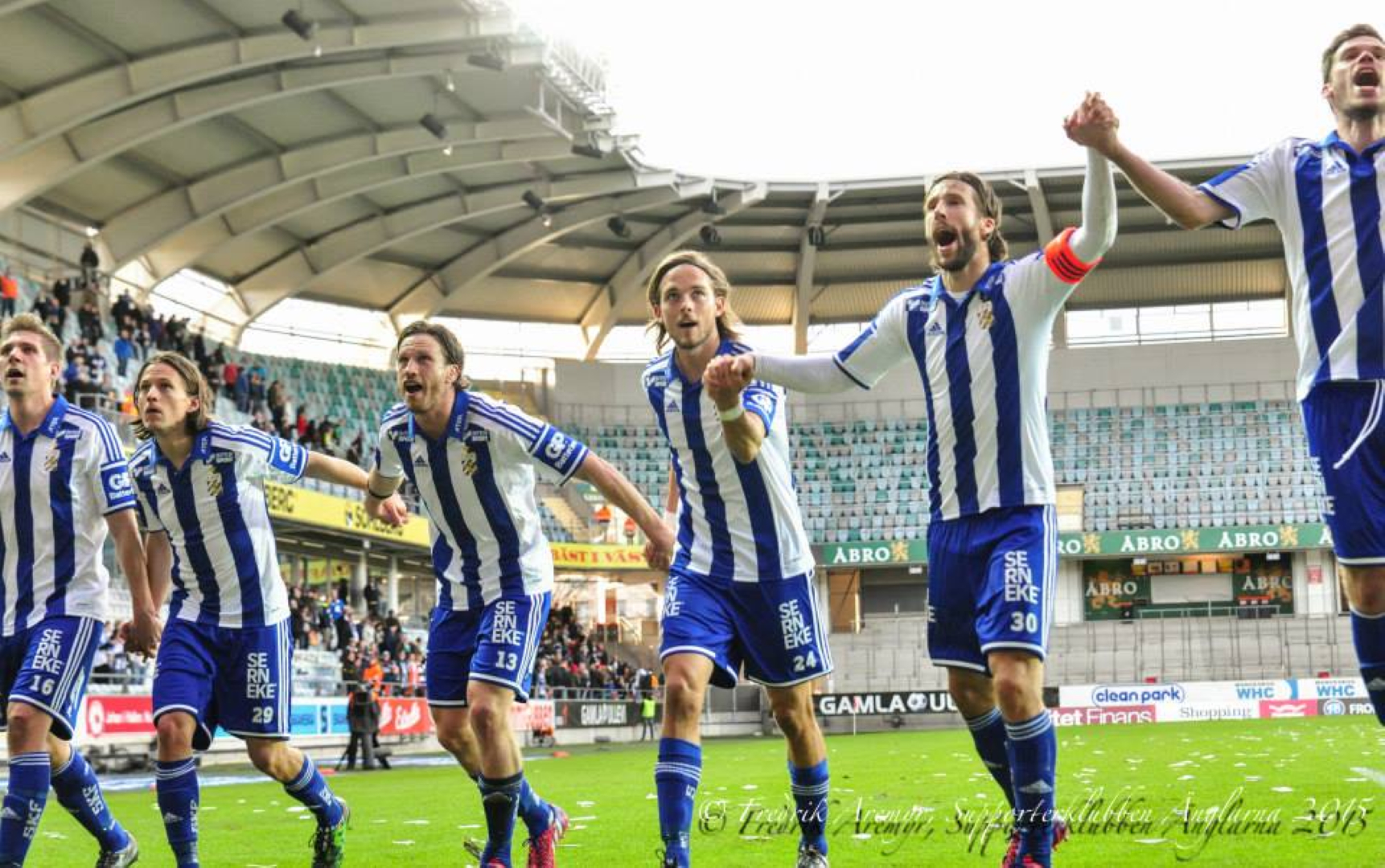 Mikael Boman, Lasse Vibe, Gustav Svensson, Tom Pettersson, Mattias Bjärsmyr och Emil Salomonsson tackar publiken efter matchen.