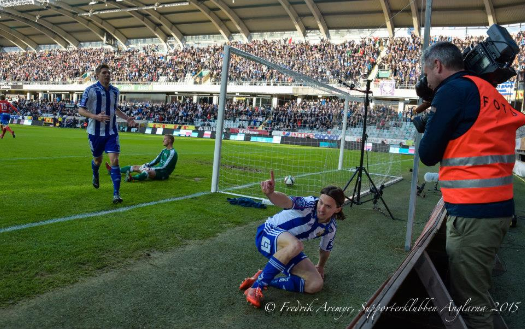 Mikael Boman och målskytten Lasse Vibe.