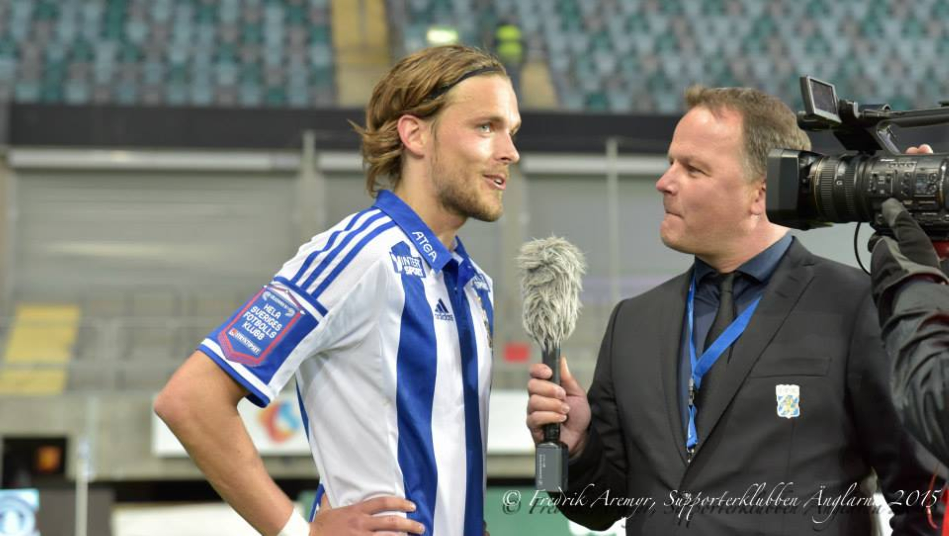 Tom Pettersson intervjuas av speaker Mikael Johansson efter matchen.