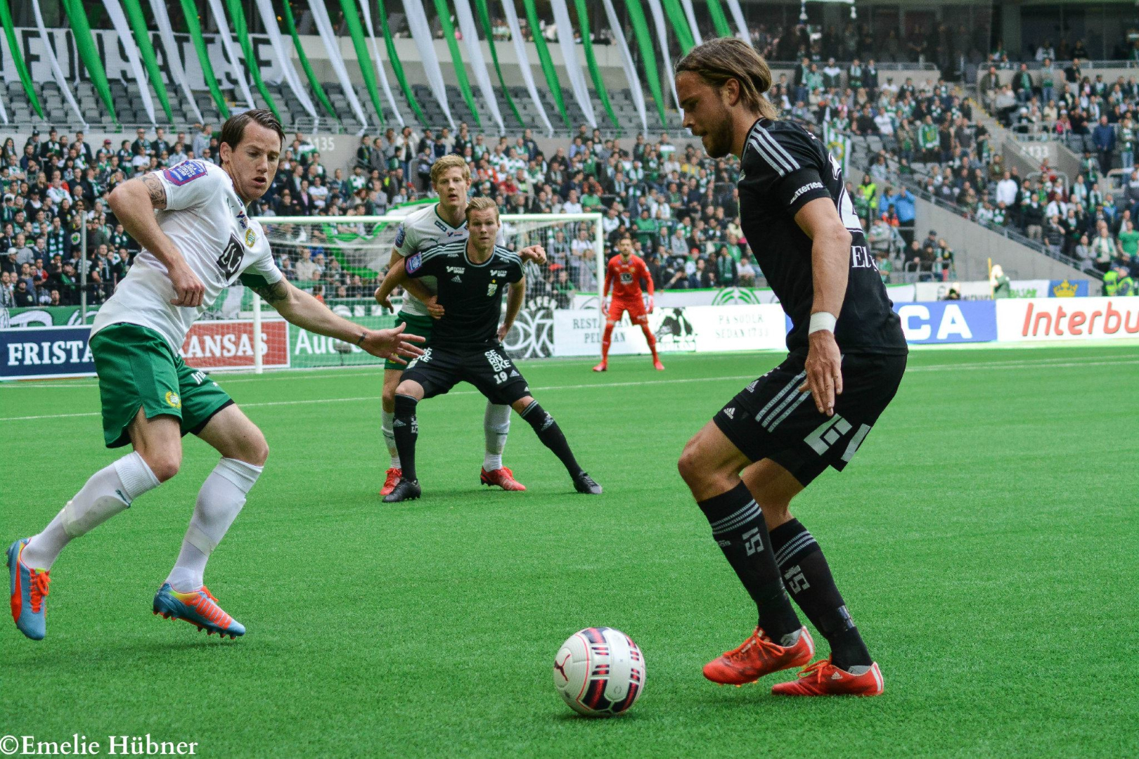 Tom Pettersson med bollen. I bakgrunden ses Gustav Engvall.