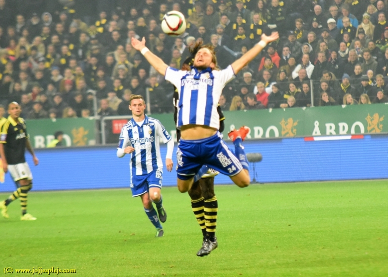 Tom Pettersson flyger. Till vänster ses Jakob Ankersen.