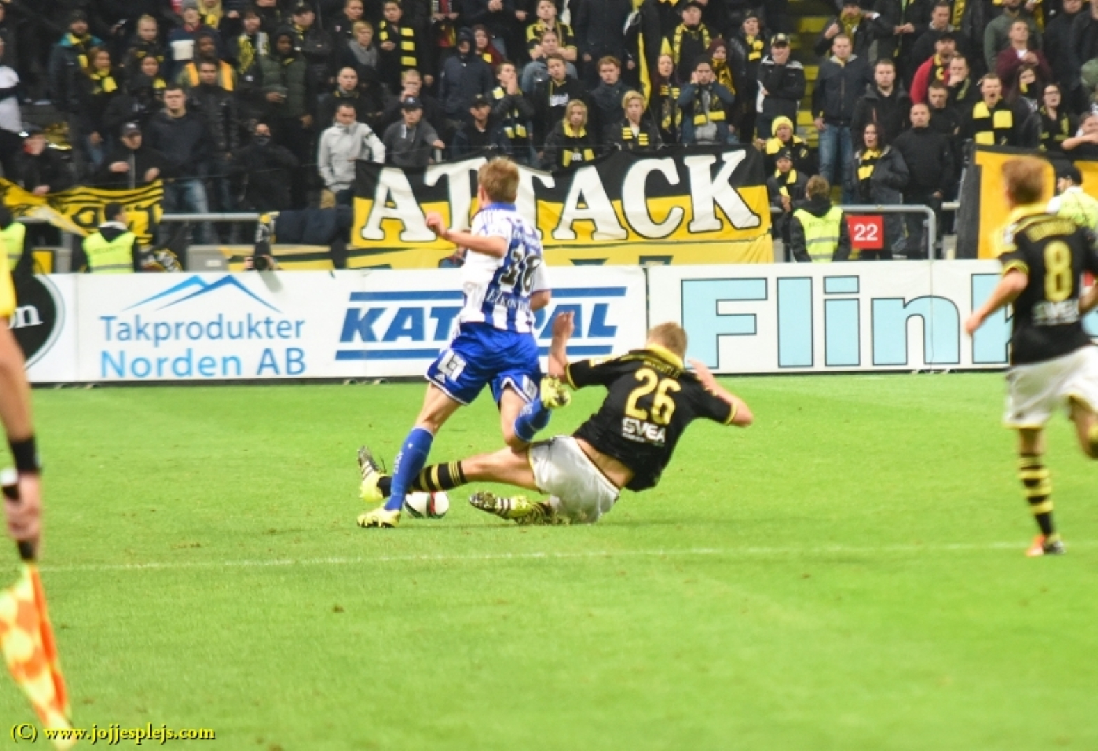 AIK:s Jos Hooiveld bryter framför Mikael Boman.
