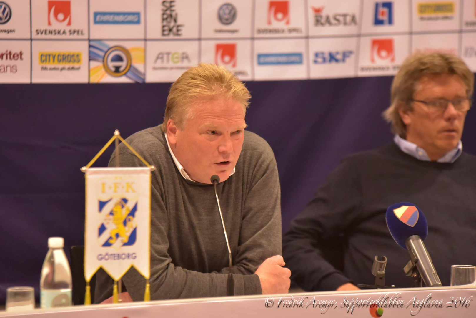 Tränare Jörgen Lennartsson på presskonferensen efter matchen.