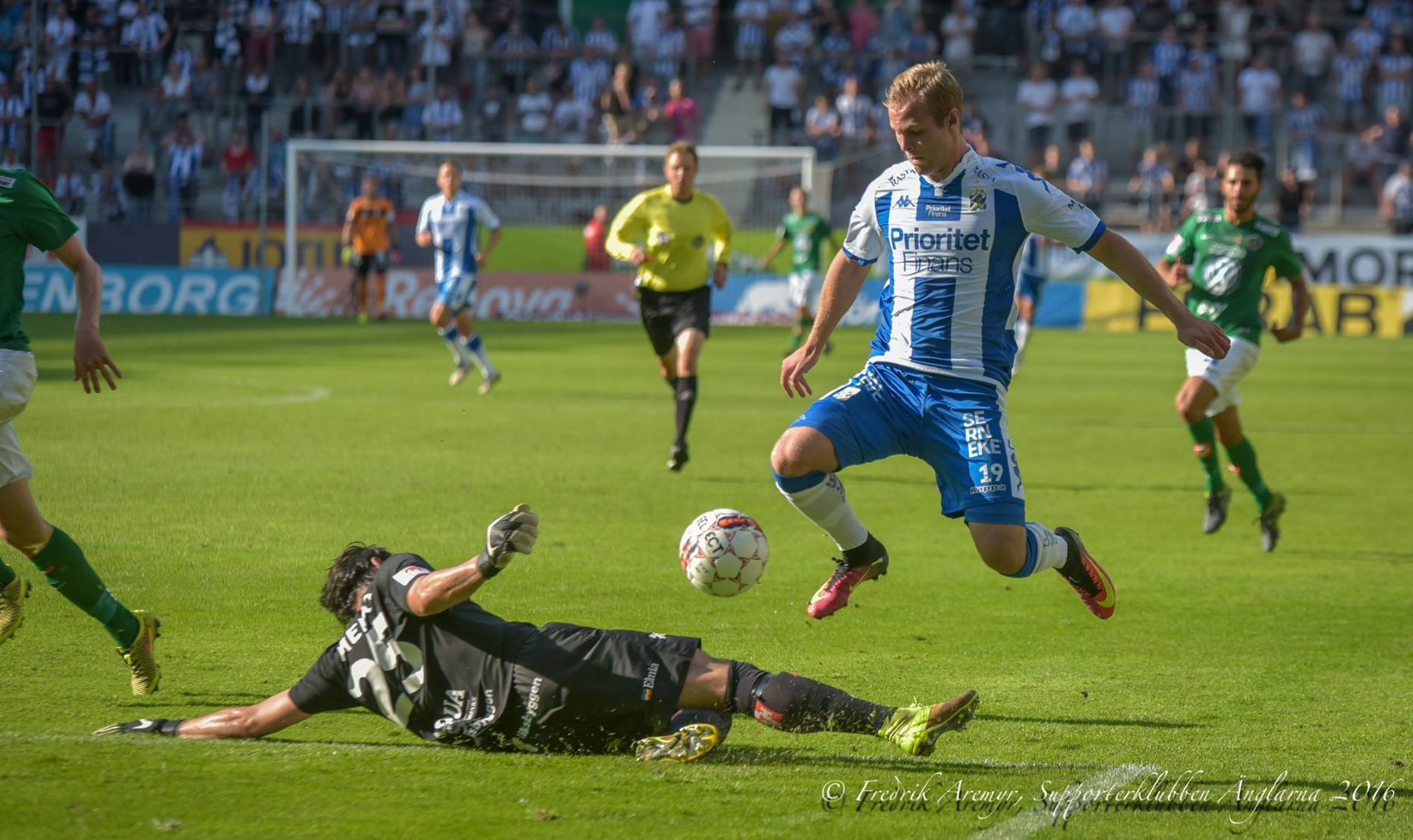 Gustav Engvall tar med sig bollen över J-Södras målvakt.