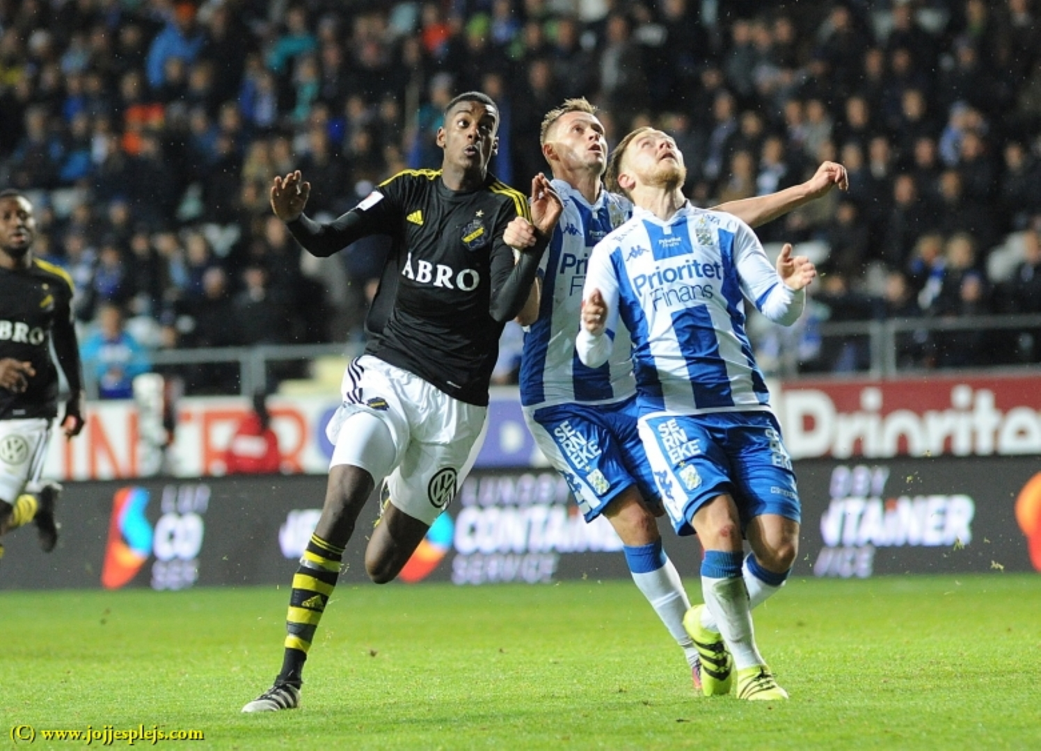Jakob Ankersen och Scott Jamiesson försvarar mot AIK:s Alexander Isak.
