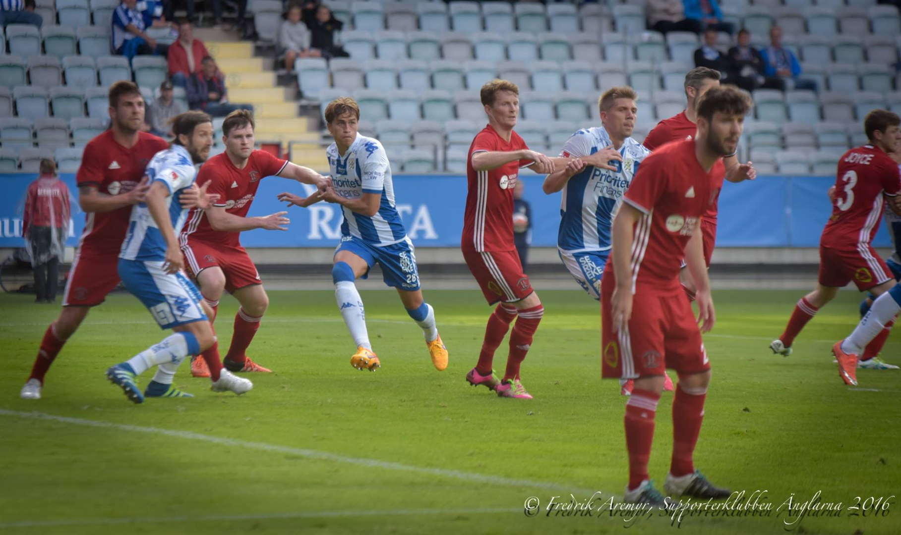 Mattias Bjärsmyr, Thomas Rogne och Mikael Boman redo att nicka in en hörnspark.