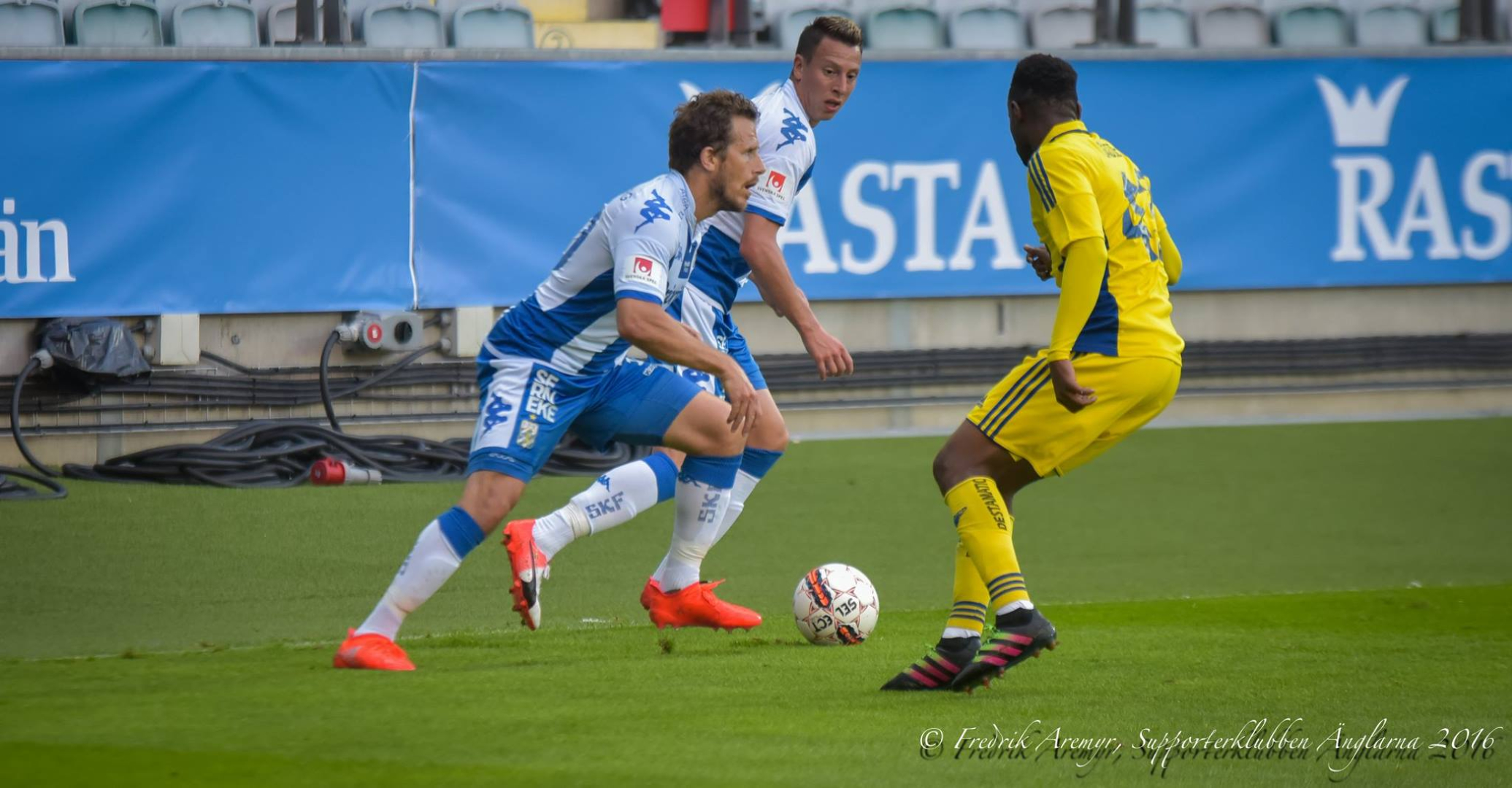 Tobias Hysén med bollen, bakom honom ses Martin Smedberg Dalence.