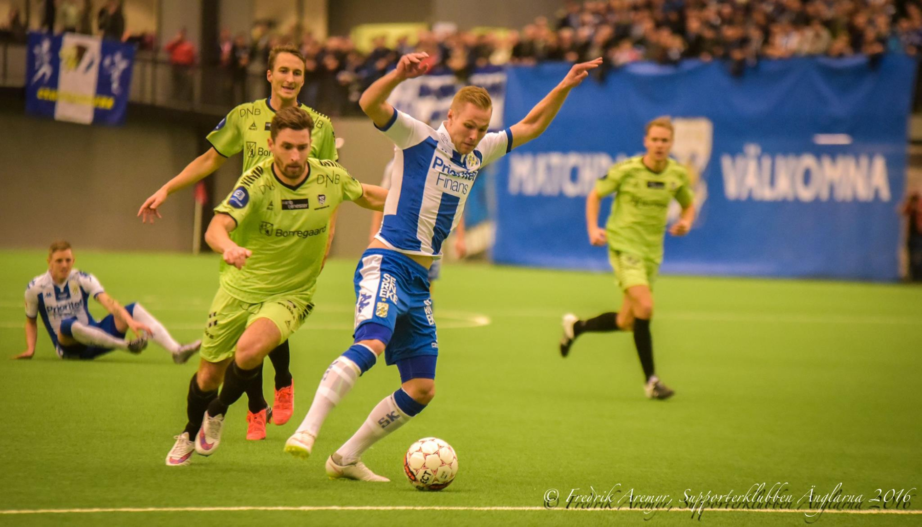 Gustav Engvall anfaller.