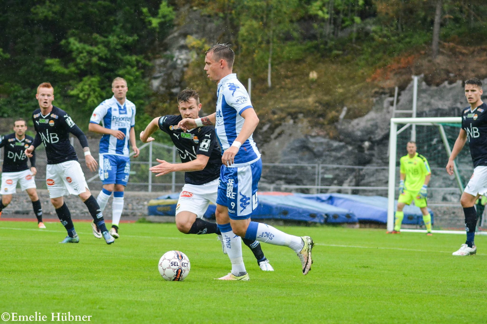 Jakob Ankersen med bollen. I bakgrunden ses Gustav Engvall.