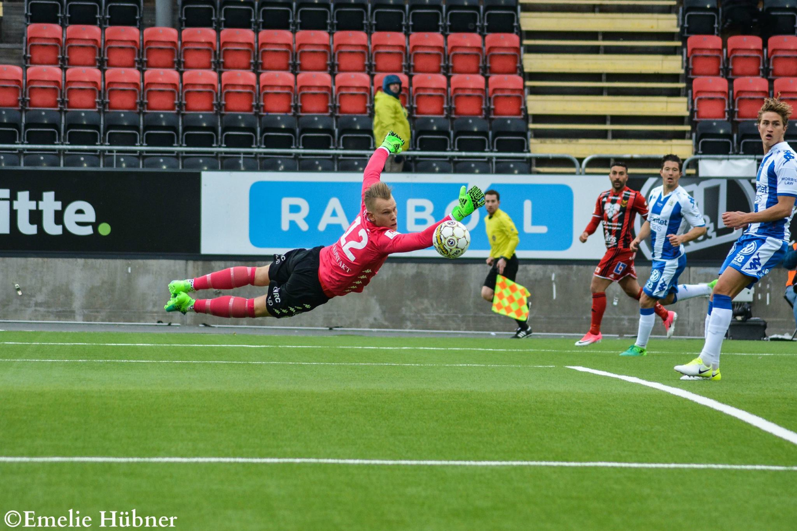 Pontus Dahlberg flyger. Till höger ses David Boo Wiklander och Thomas Rogne.