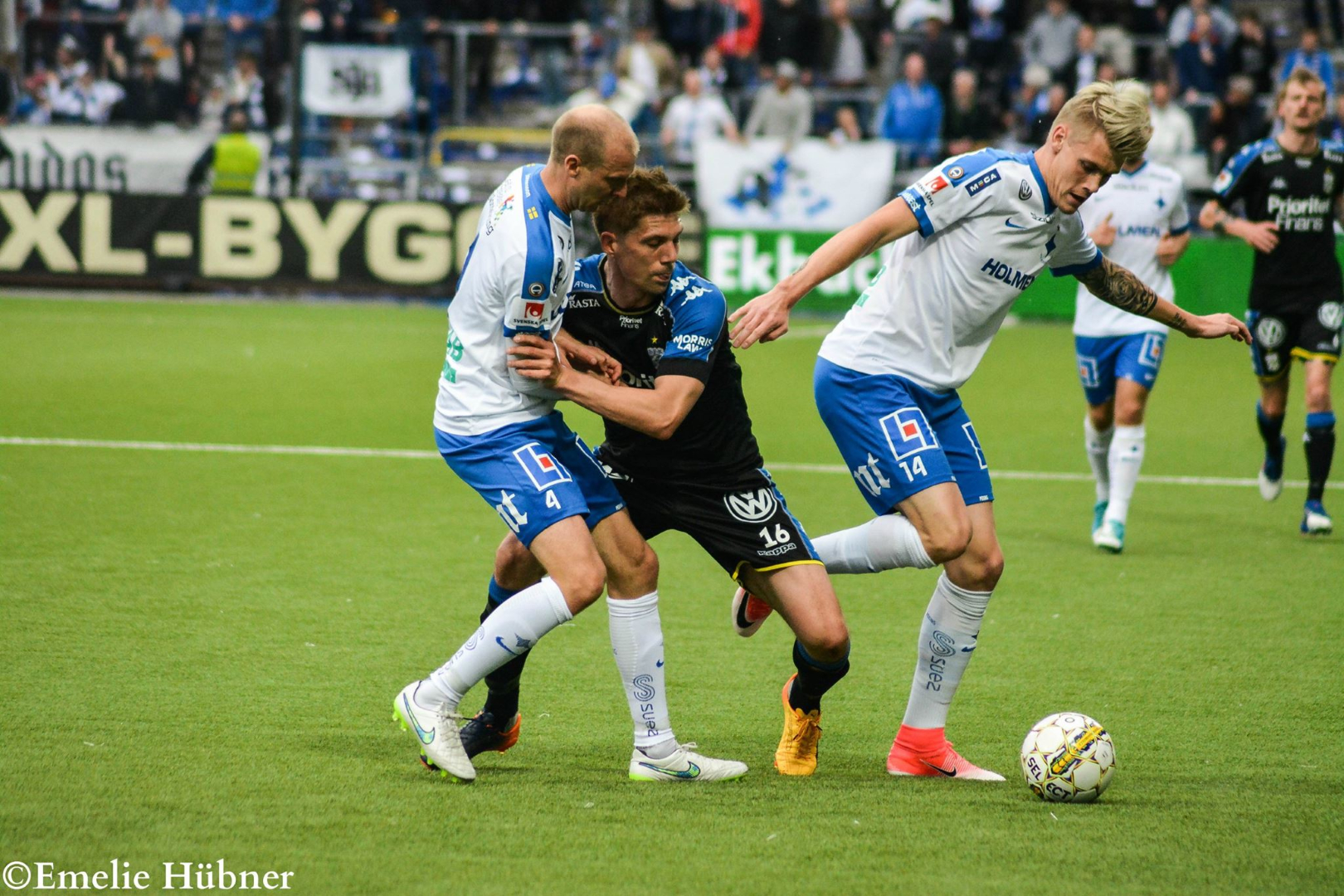 Mikael Boman kampar om bollen.