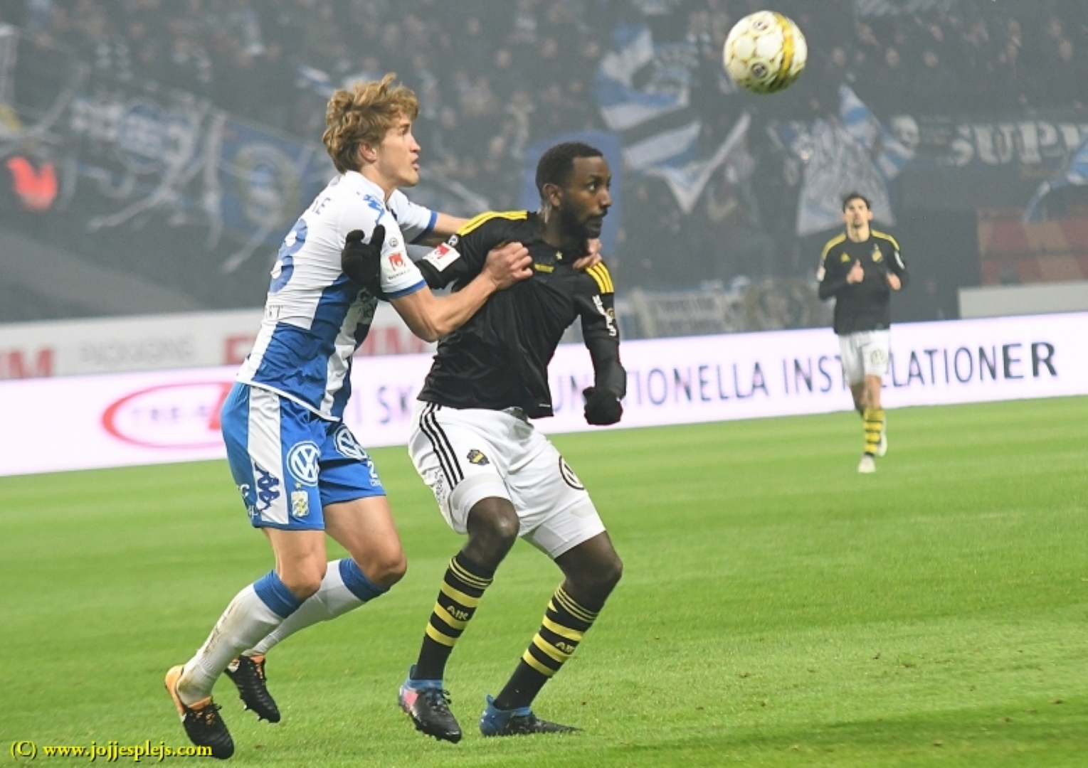 Thomas Rogne och AIK:s Henok Goitom.