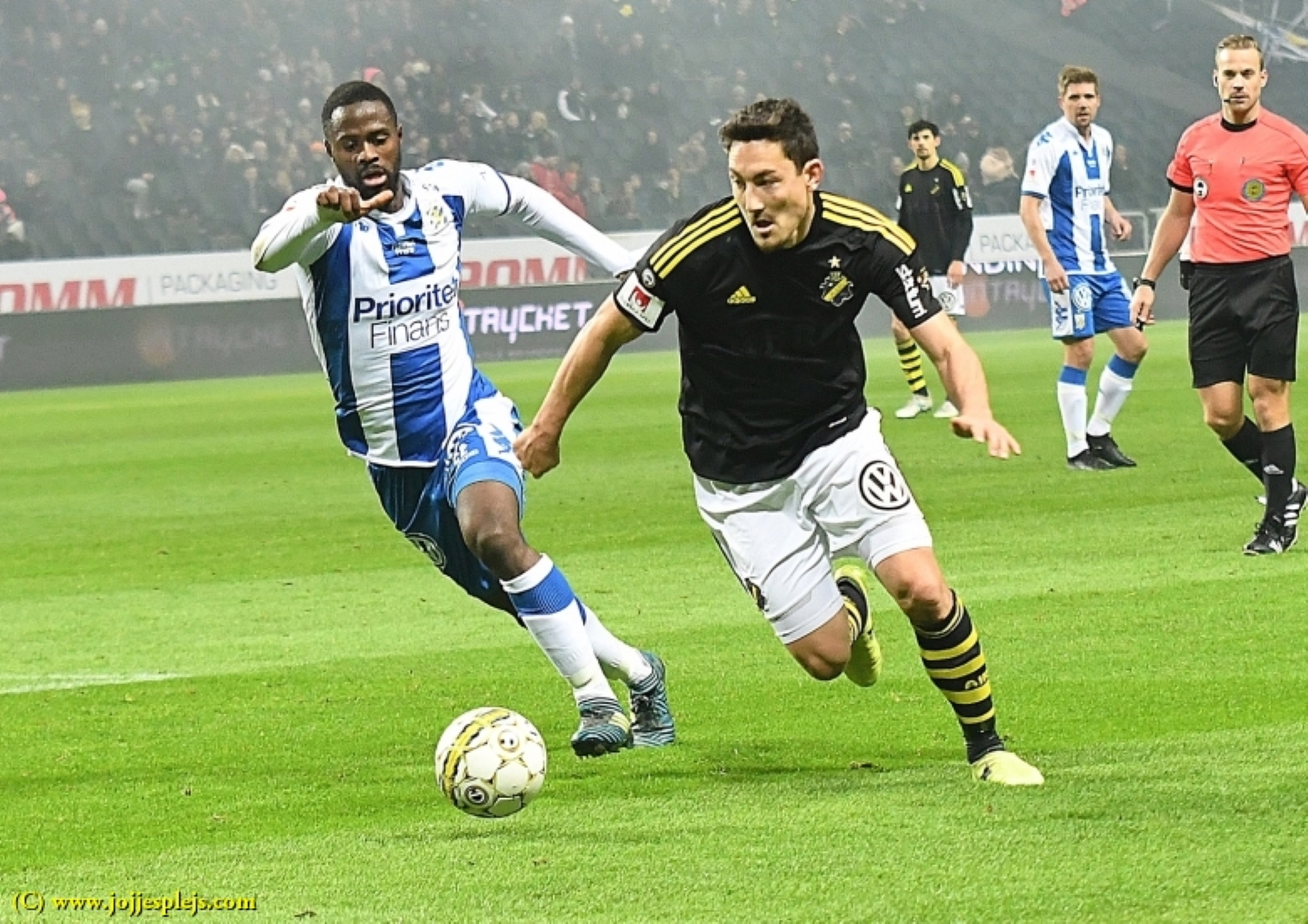 Vajebah Sakor jagar AIK:s Stefan Ishizaki.