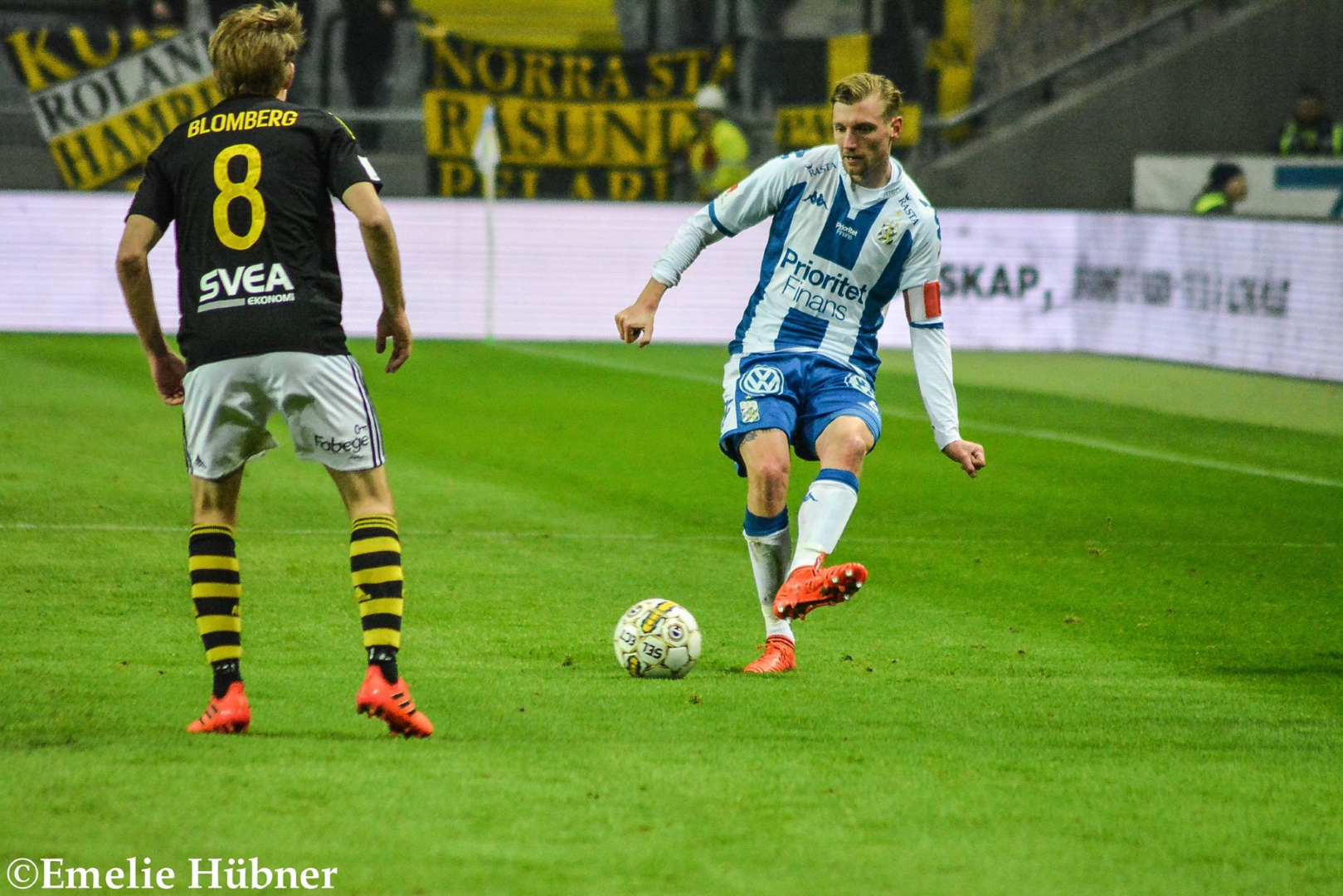 Sebastian Eriksson slår en passning.