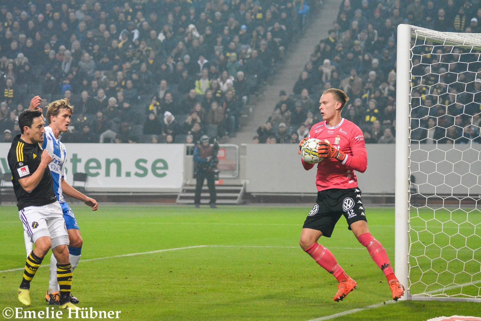 Pontus Dahlberg har tagit hand om bollen. Till vänster ses Thomas Rogne.