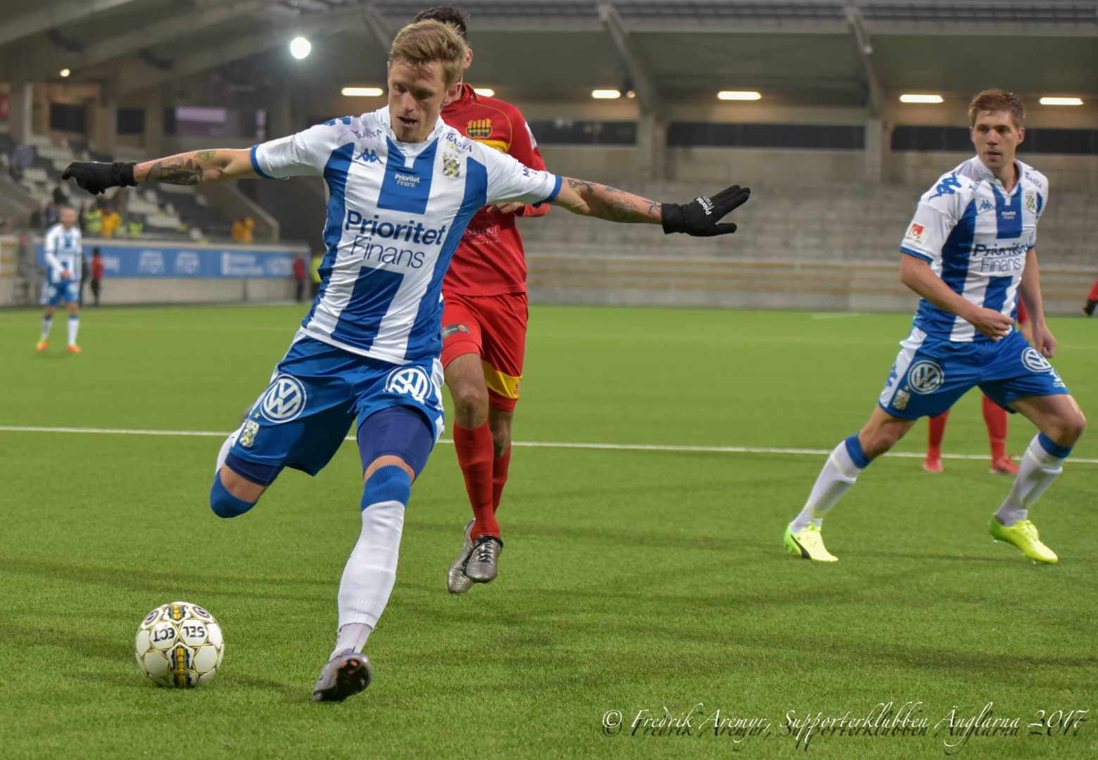Søren Rieks med bollen. Till höger ses Mikael Boman.