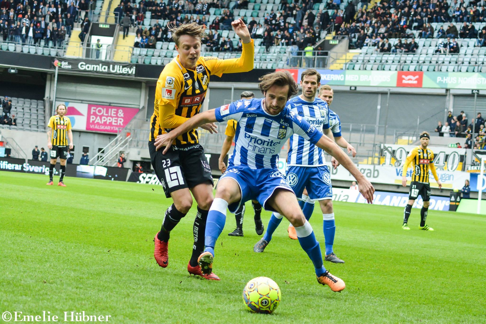 Mix Diskerud täcker boll. Bakom honom ses Amil Salomonsson och Gustav Engvall.