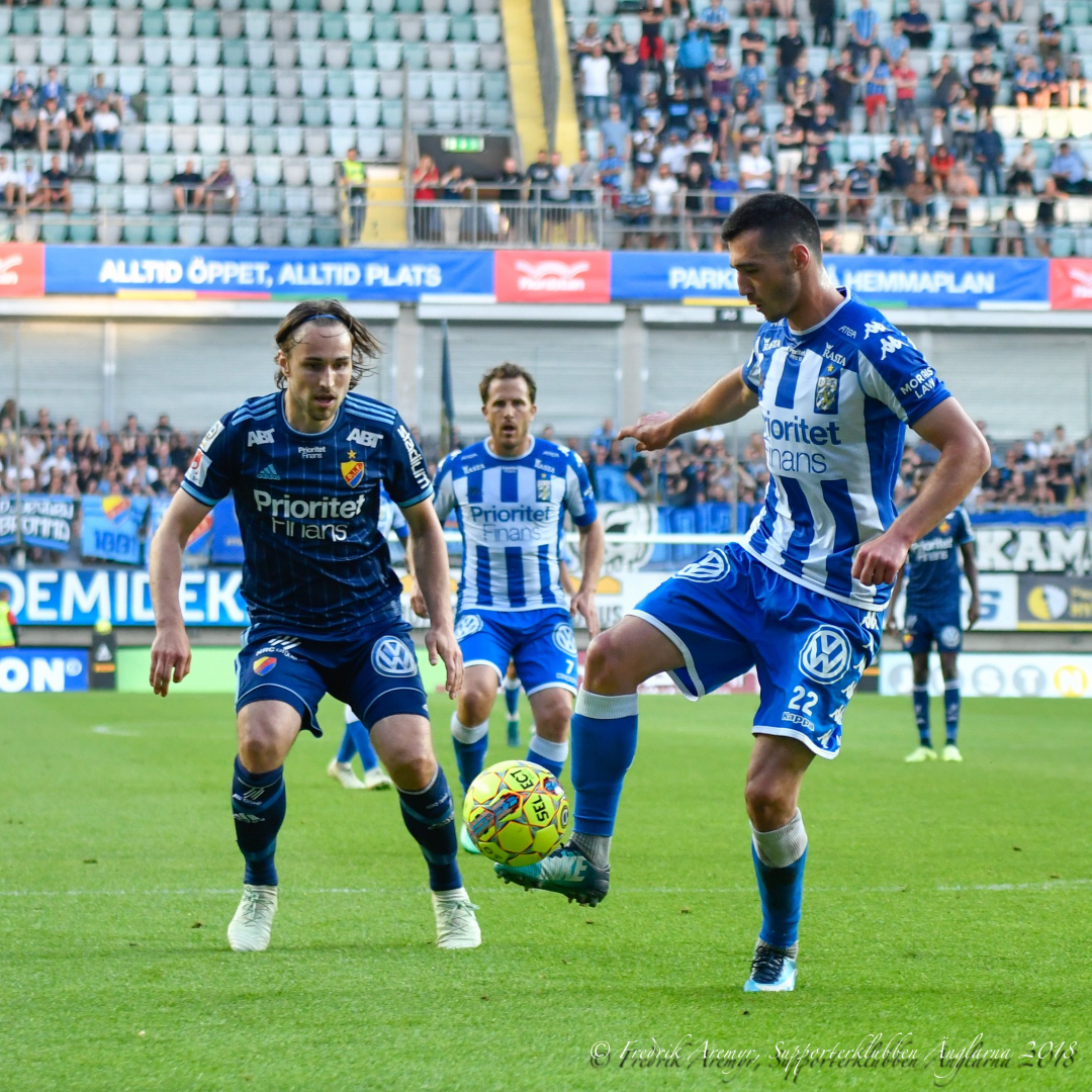 Giorgi Kharaishvili med bollen. I bakgrunden ses Tobias Hysén.