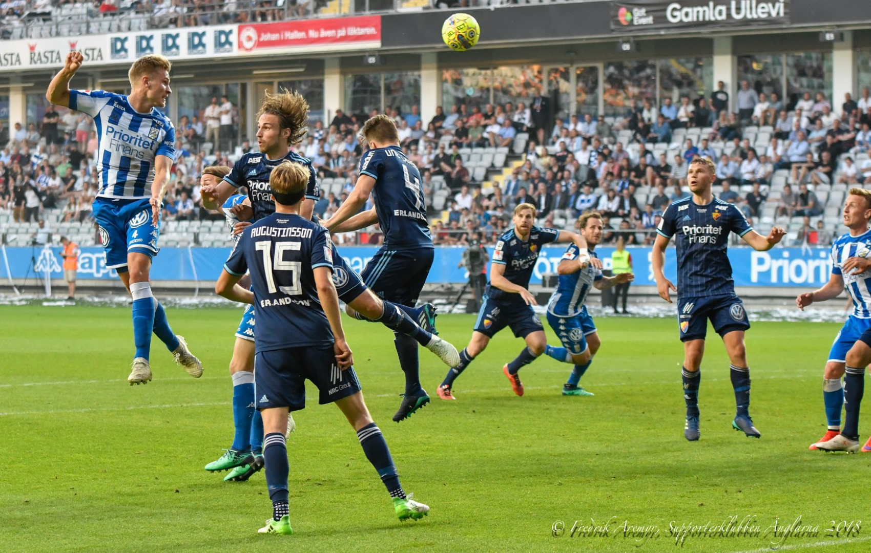 Carl Starfelt nickar. I mitten ses Tobias Hysén och till höger Sebastian Ohlsson.