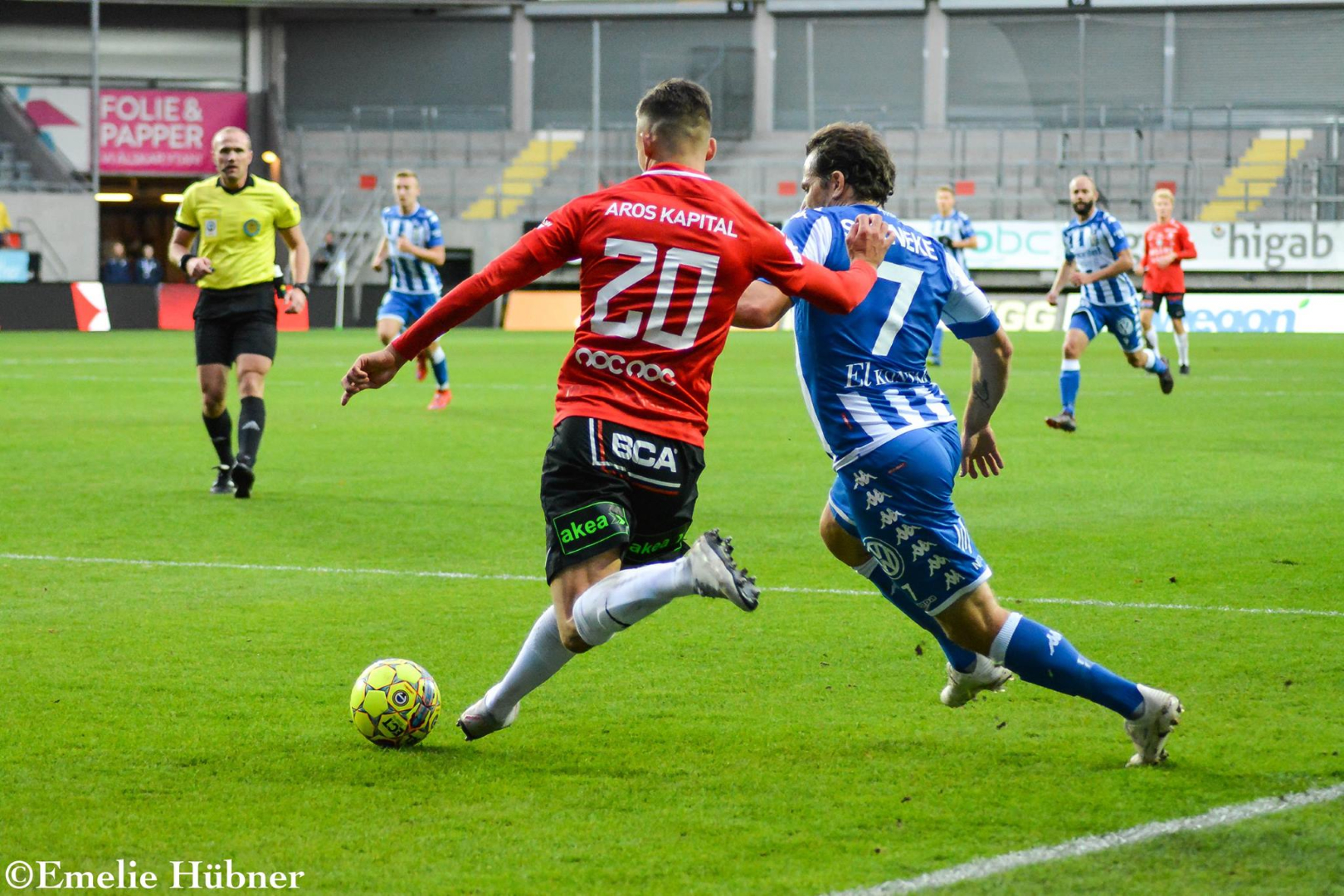 Tobias Hysén kämpar om bollen.