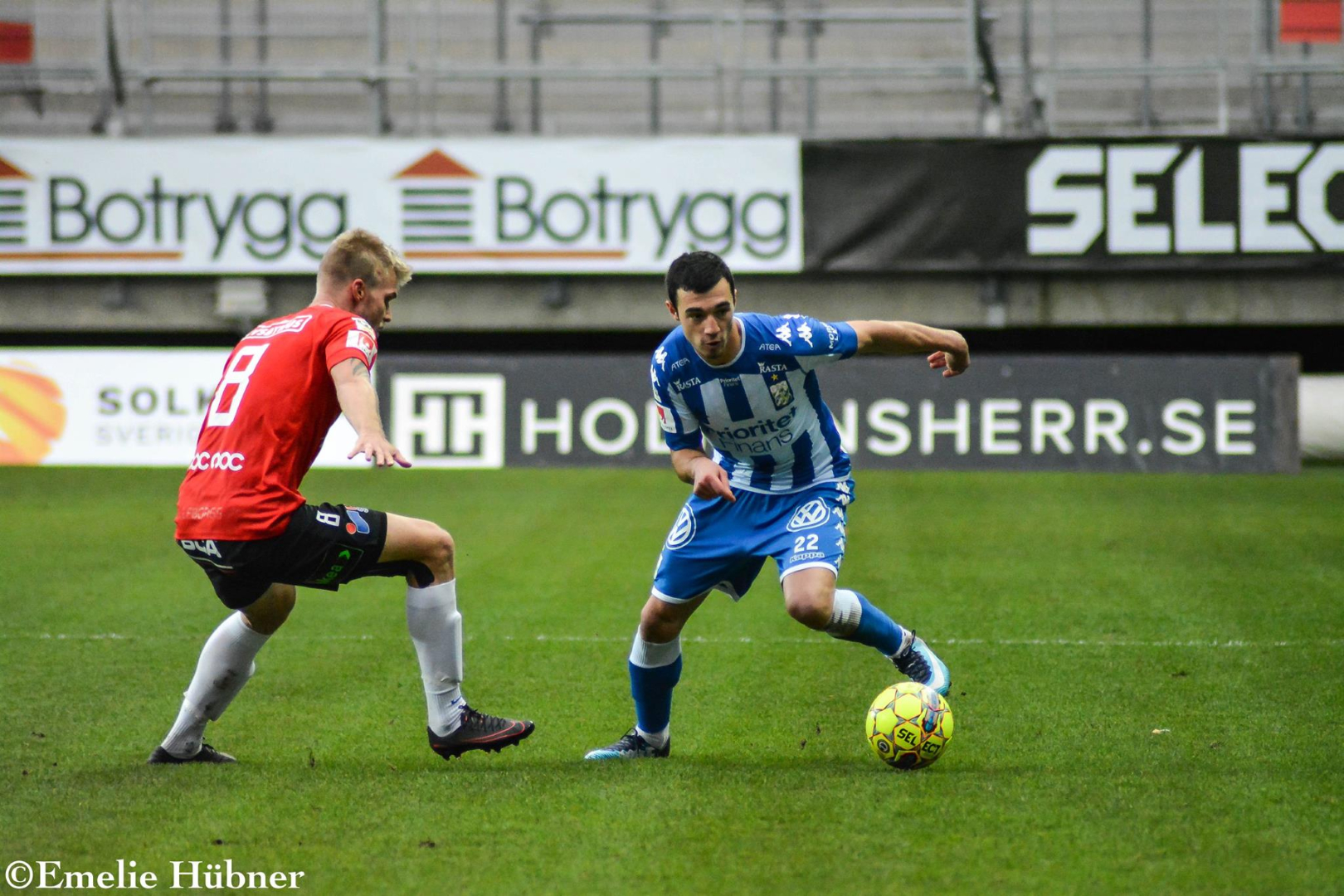 Giorgi Kharaishvili dribblar.